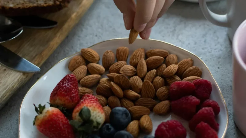 Petit déjeuner sain pour démarrer la journée avec énergie et sans fringale