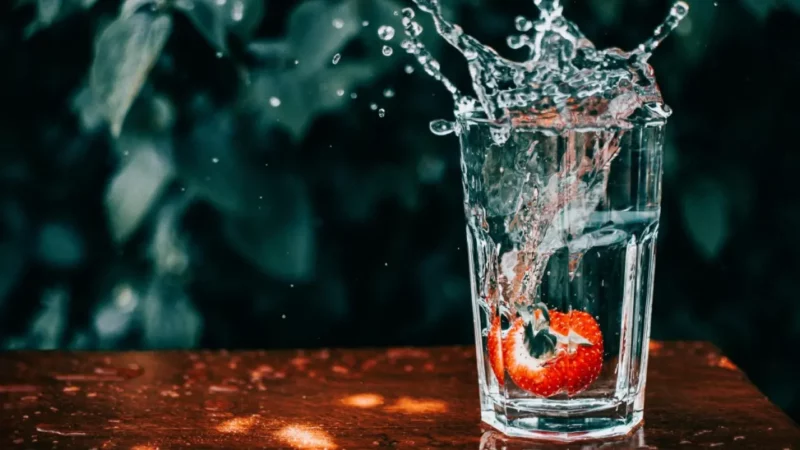 Verre d’eau fraîche illustrant une bonne hydratation d’eau pour la santé