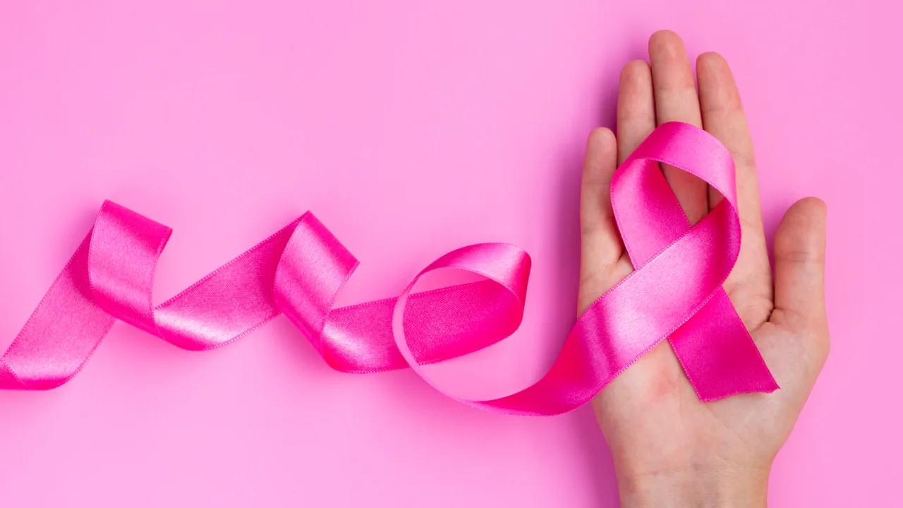Ruban rose symbolisant la campagne Octobre Rose 2025 pour la lutte contre le cancer du sein